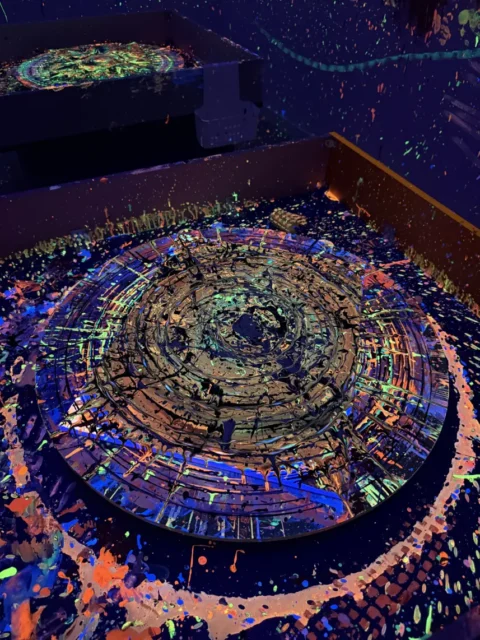 Obrotowy stół spin art z wirującą farbą fluo w świetle UV