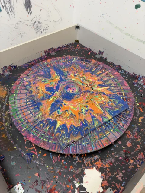 Gotowy obraz spin art na obrotowym stole