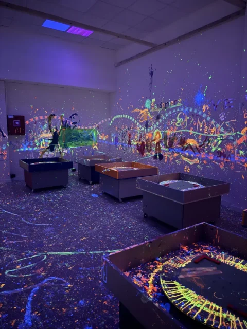 Sala UV ze stanowiskami do malowania na obrotowych stołach