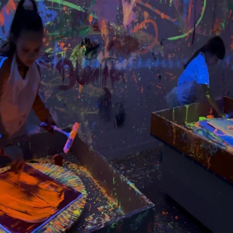 Wirujący obraz spin art z farb fluo w świetle UV