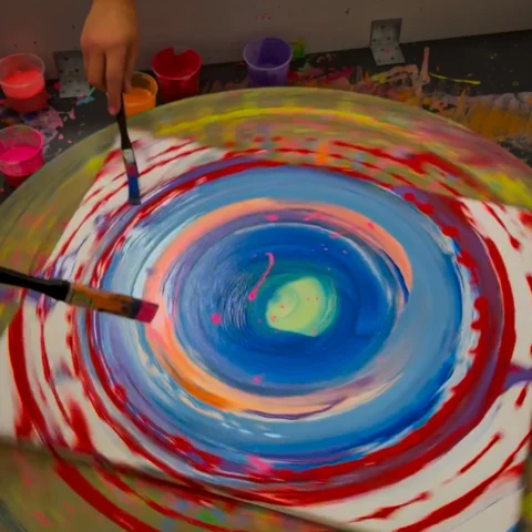 Kolorowy obraz spin art w świetle dziennym – stół obrotowy GlamLama