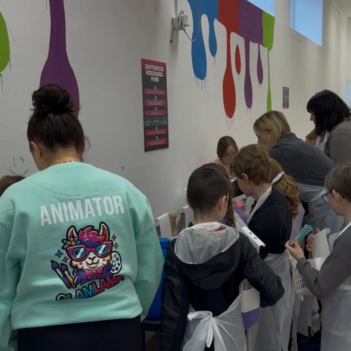 Animatorka GlamLama prowadzi zajęcia z grupą dzieci