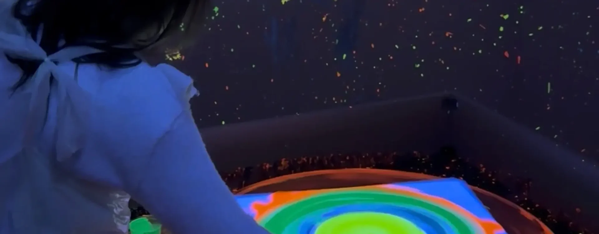 Stół Spin Art z farbami świecącymi w UV w GlamLama Rzeszów