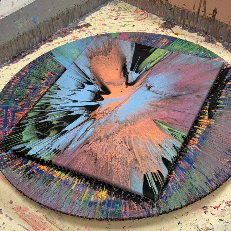 Kolorowa praca spin art w świetle dziennym