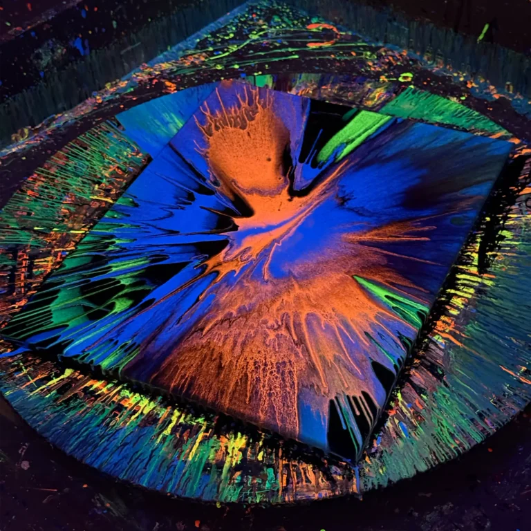Ta sama praca spin art w świetle UV – farby fluo świecą