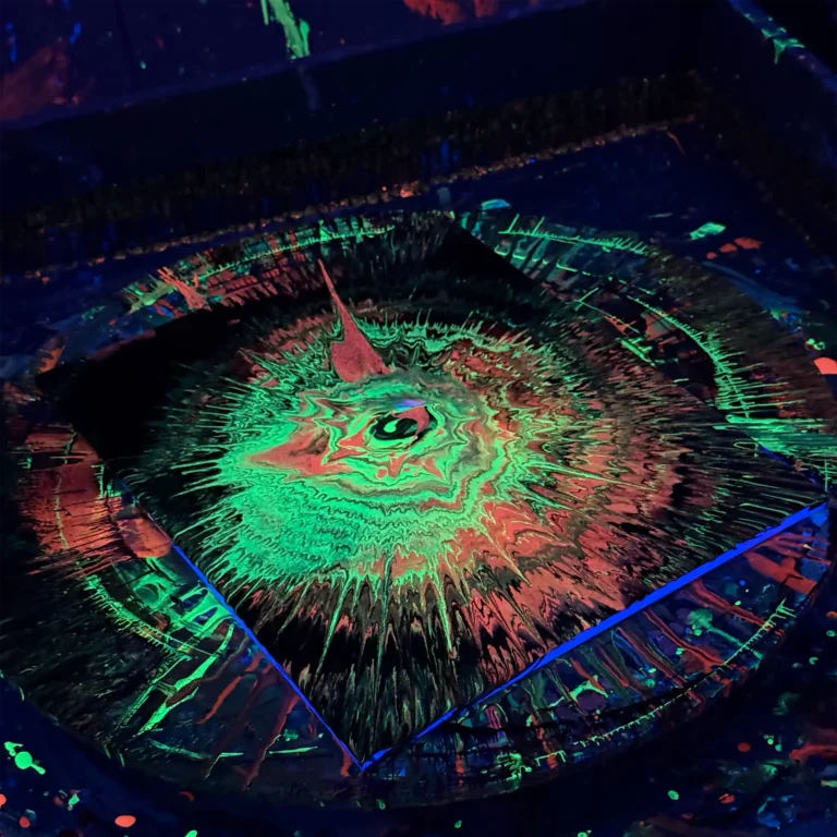 Ten sam obraz spin art w świetle UV – efekt fluo